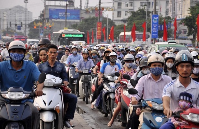 Một nhóm người đang là “gánh đỡ” của nền kinh tế, Việt Nam sẽ bước vào thời kỳ dân số siêu già năm 2056- Ảnh 1.