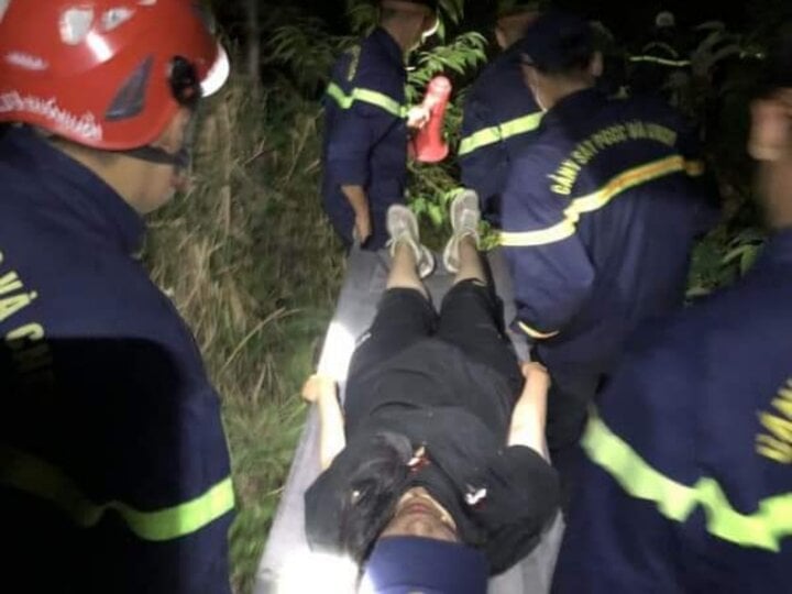 Khánh Hòa: Giải cứu hai du khách mắc kẹt trên núi Cô Tiên- Ảnh 2.