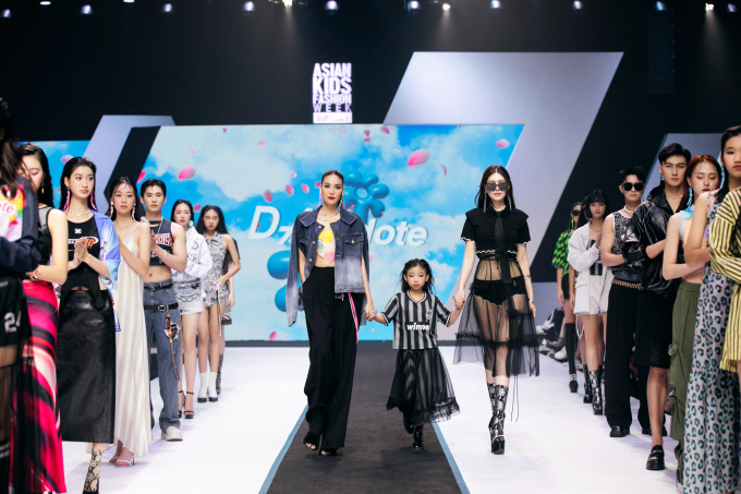 Siêu mẫu Thanh Hằng bị sốt vẫn đầy "thần thái" trên sàn catwalk- Ảnh 7.