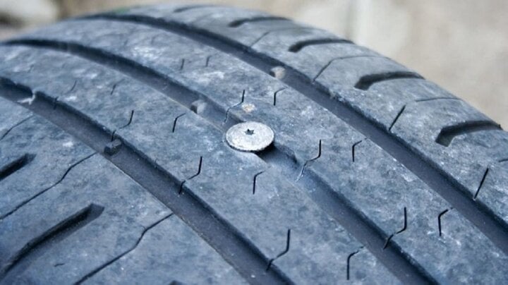 Cách khắc phục lốp xe ô tô bị rò rỉ hơi với chi phí rẻ bèo- Ảnh 1.