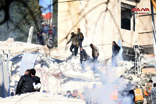 Hiện trường vụ không kích tại thủ đô Damascus - Syria hôm 20-1 Ảnh: Reuters