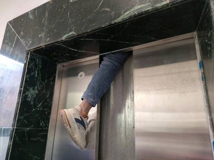 Cửa thang máy đóng bất ngờ, người đàn ông bị 'ngoạm' chân phải- Ảnh 1.