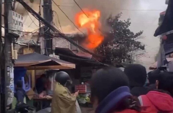 Lính cứu hỏa phá tường, phun vòi rồng dập tắt đám cháy nhà ở Hà Nội- Ảnh 1.