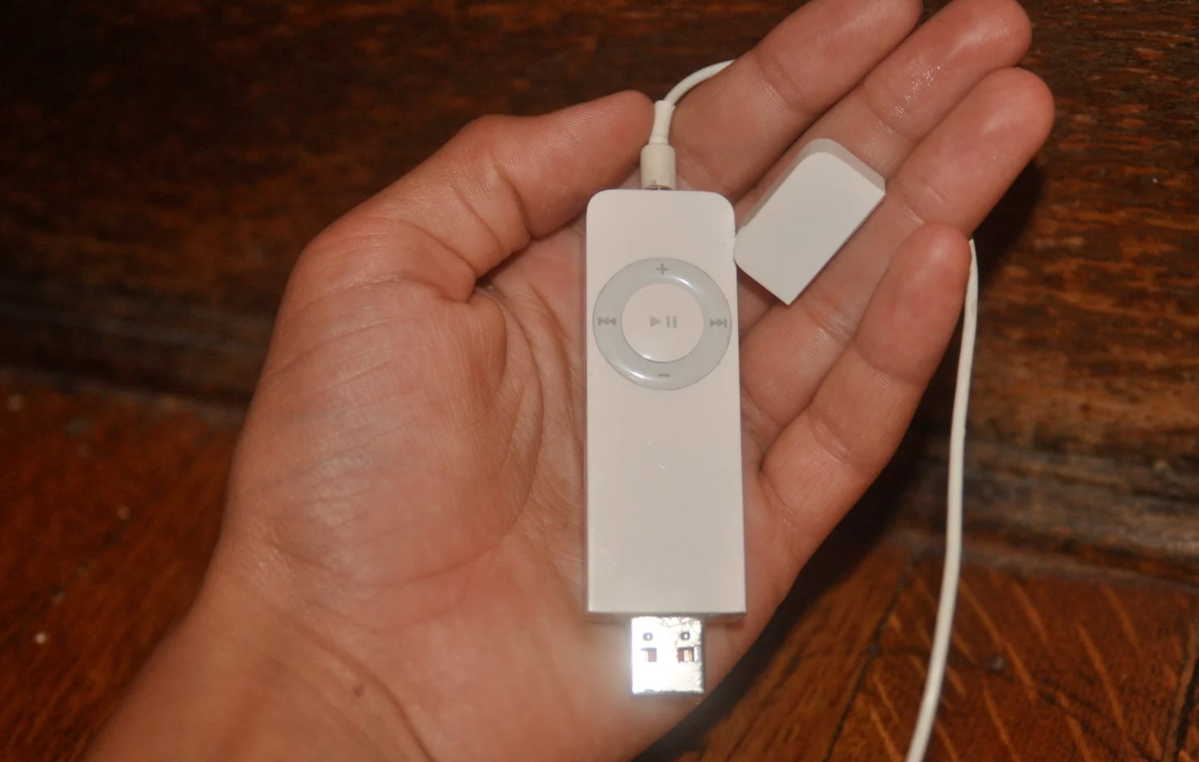 iPod Shuffle 19 năm nhìn lại: Thiết bị bé nhỏ tạo ra tác động to lớn đến cách chúng ta nghe nhạc- Ảnh 1.
