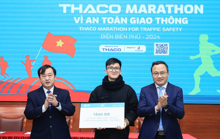 Hơn 1.000 VĐV dự giải marathon vì an toàn giao thông quốc gia Điện Biên Phủ 2024- Ảnh 1.