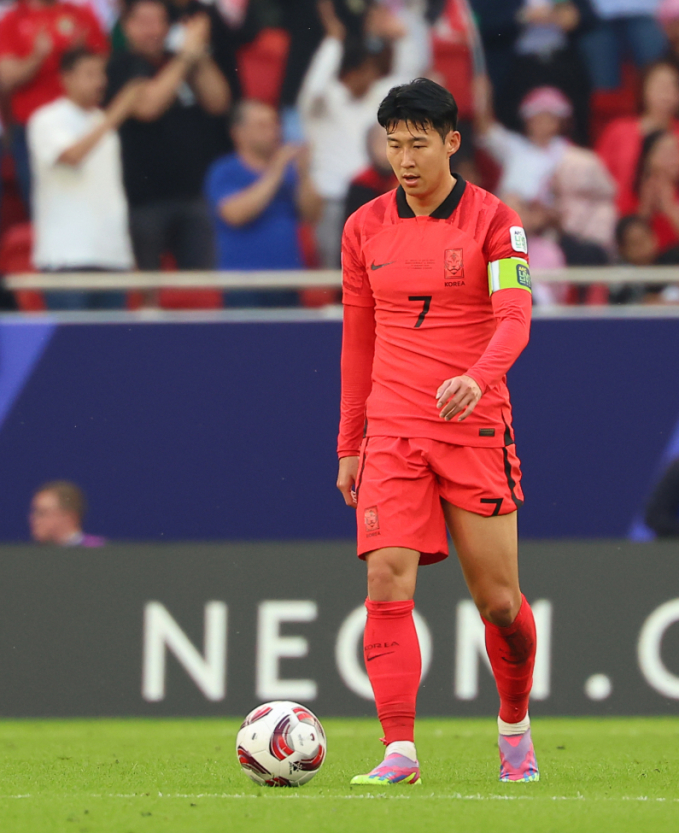 Asian Cup 2023: Đội nhà bị Son Heung-min chọc thủng lưới, HLV vẫn "bất chấp" xin chụp ảnh cùng- Ảnh 3.