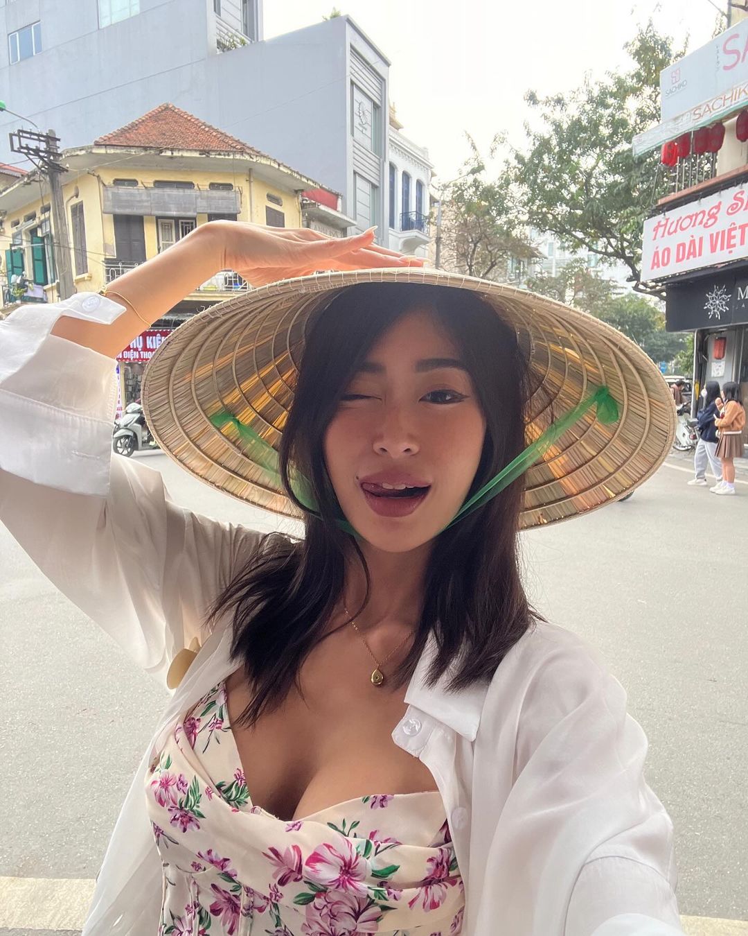 Ác nữ Chiếc Lá Bay khoe body bốc lửa khi vi vu Việt Nam, khoảnh khắc "check in" dễ thương cùng nón lá chiếm spotlight- Ảnh 7.