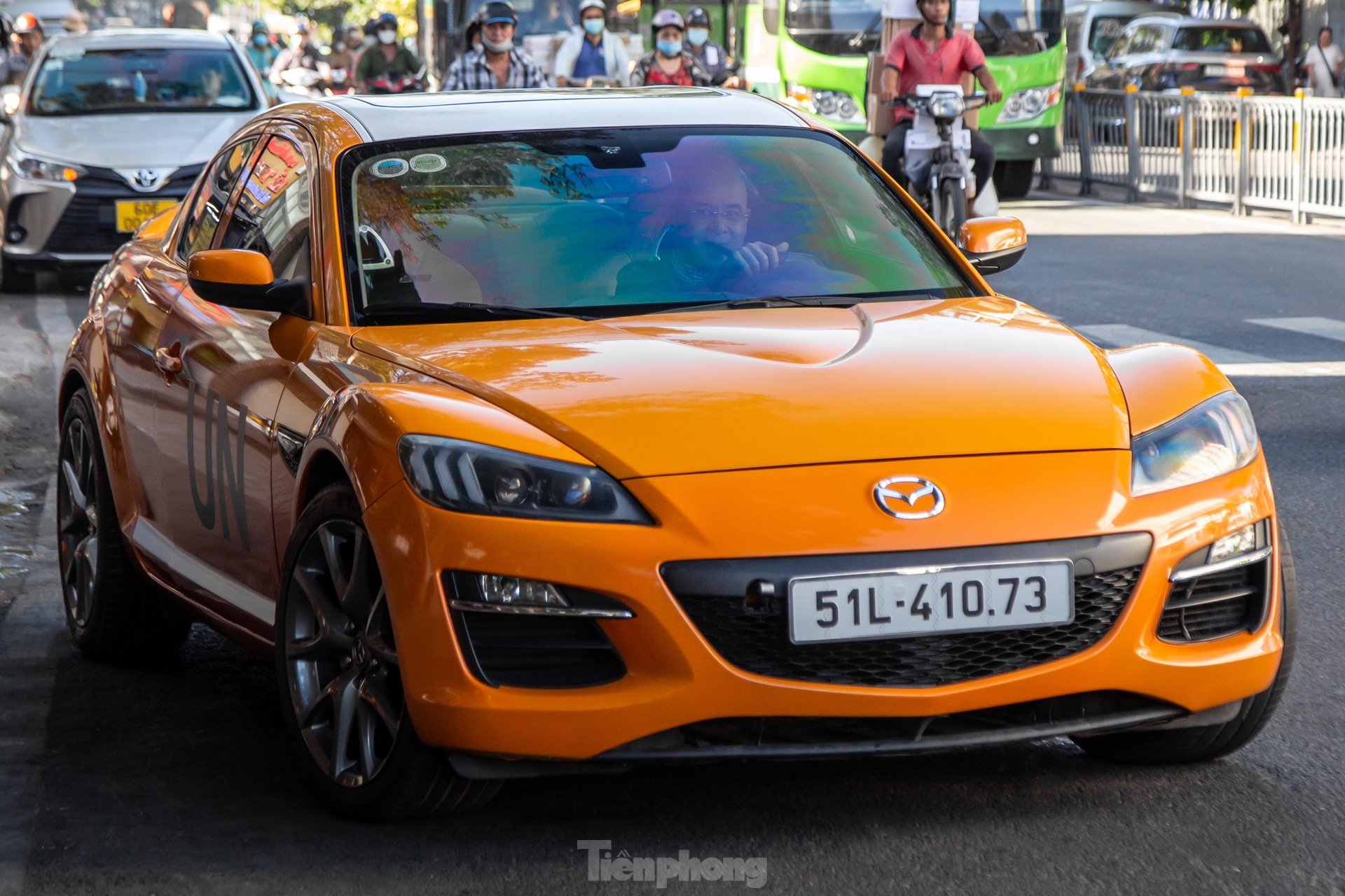 Mazda RX-8 hàng hiếm xuất hiện trên đường phố Sài Gòn- Ảnh 1.