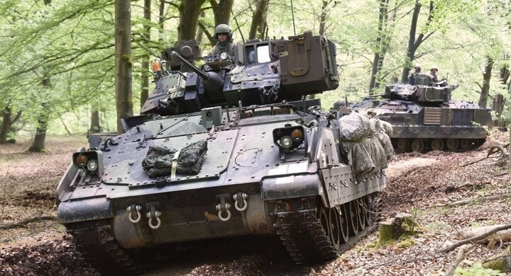 Xe thiết giáp M2 Bradley - vũ khí tốt nhất Mỹ viện trợ cho Ukraine- Ảnh 1.
