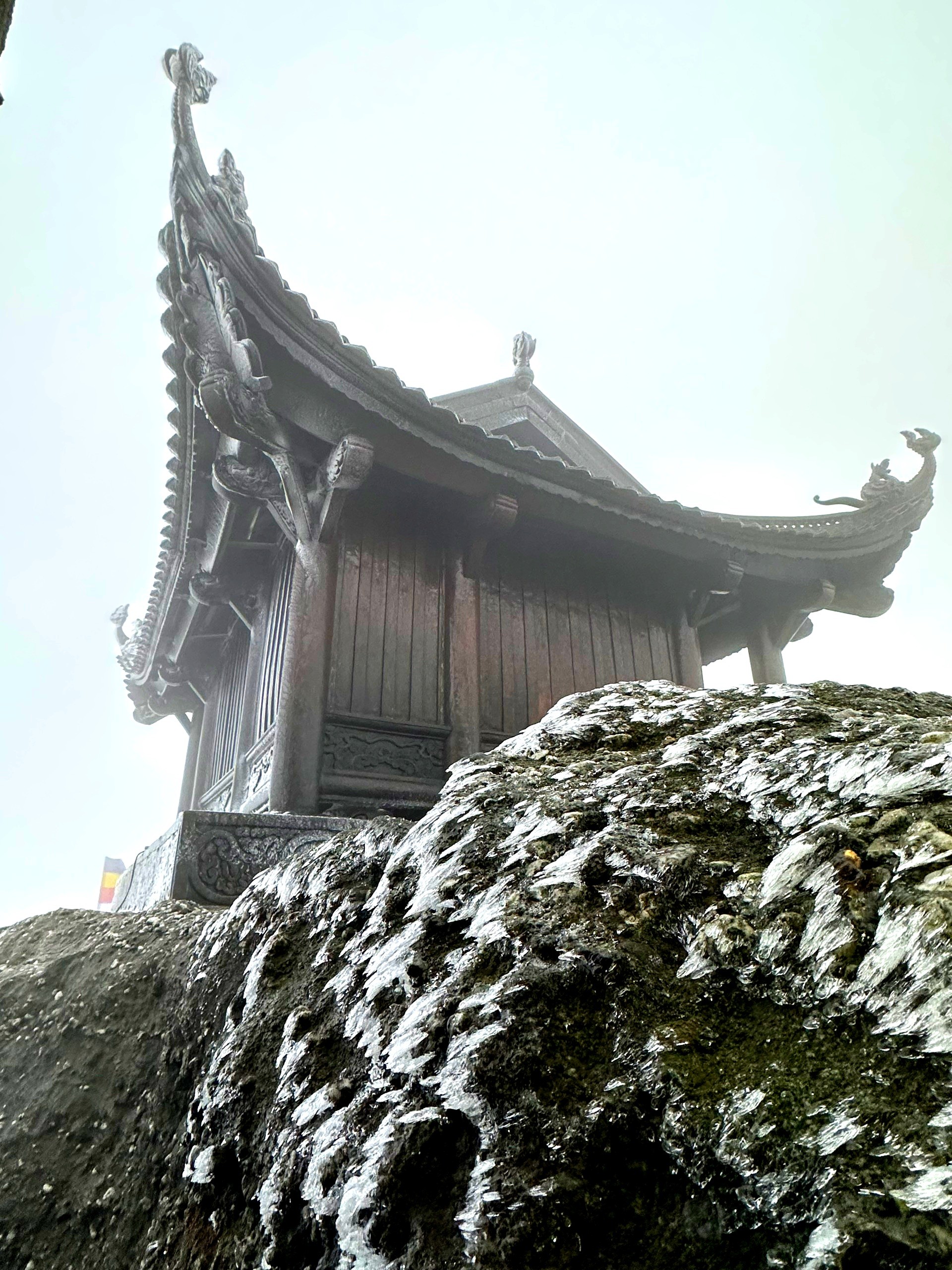 Băng tuyết phủ trắng chùa Đồng núi Yên Tử- Ảnh 4.