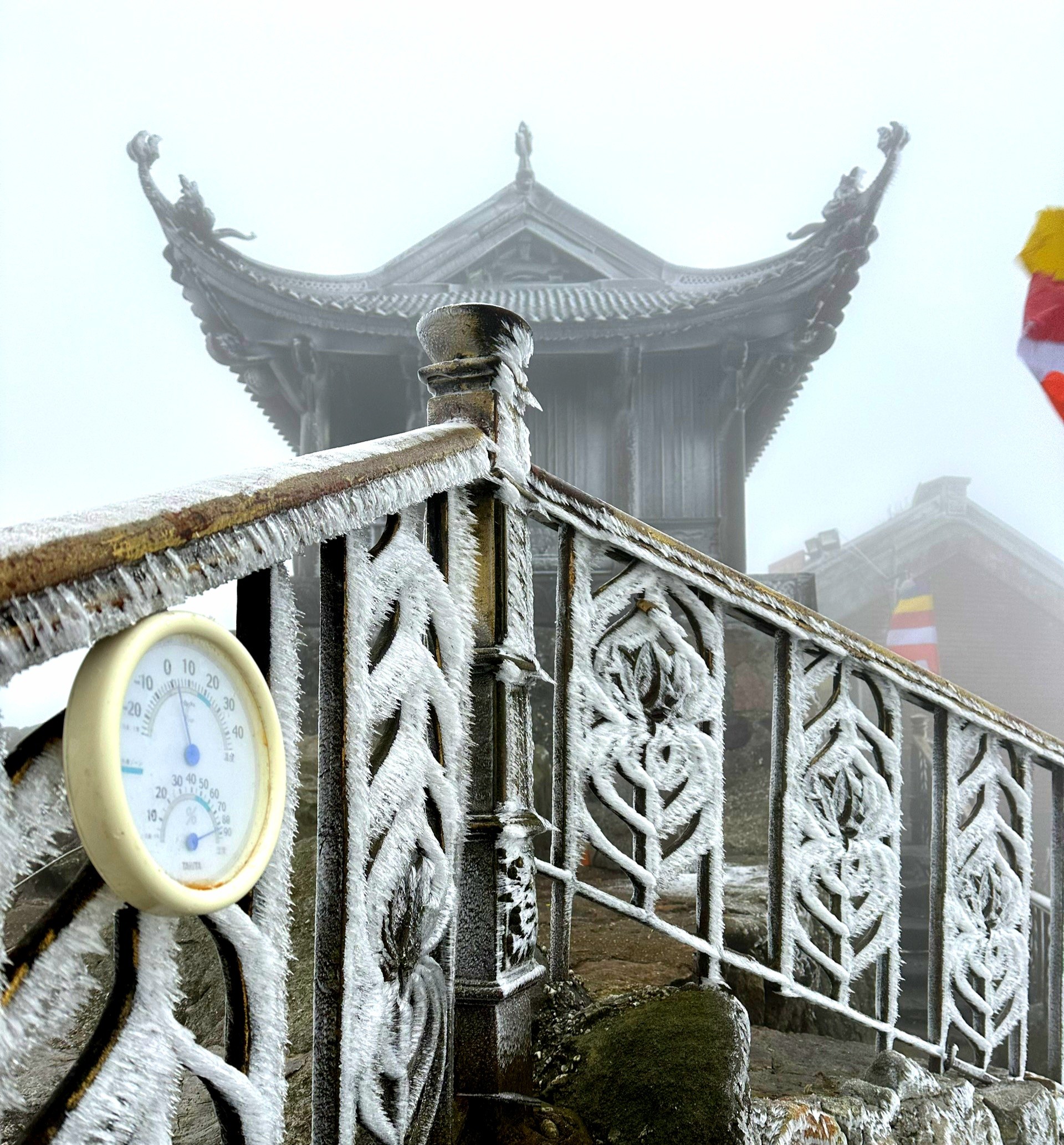 Băng tuyết phủ trắng chùa Đồng núi Yên Tử- Ảnh 3.
