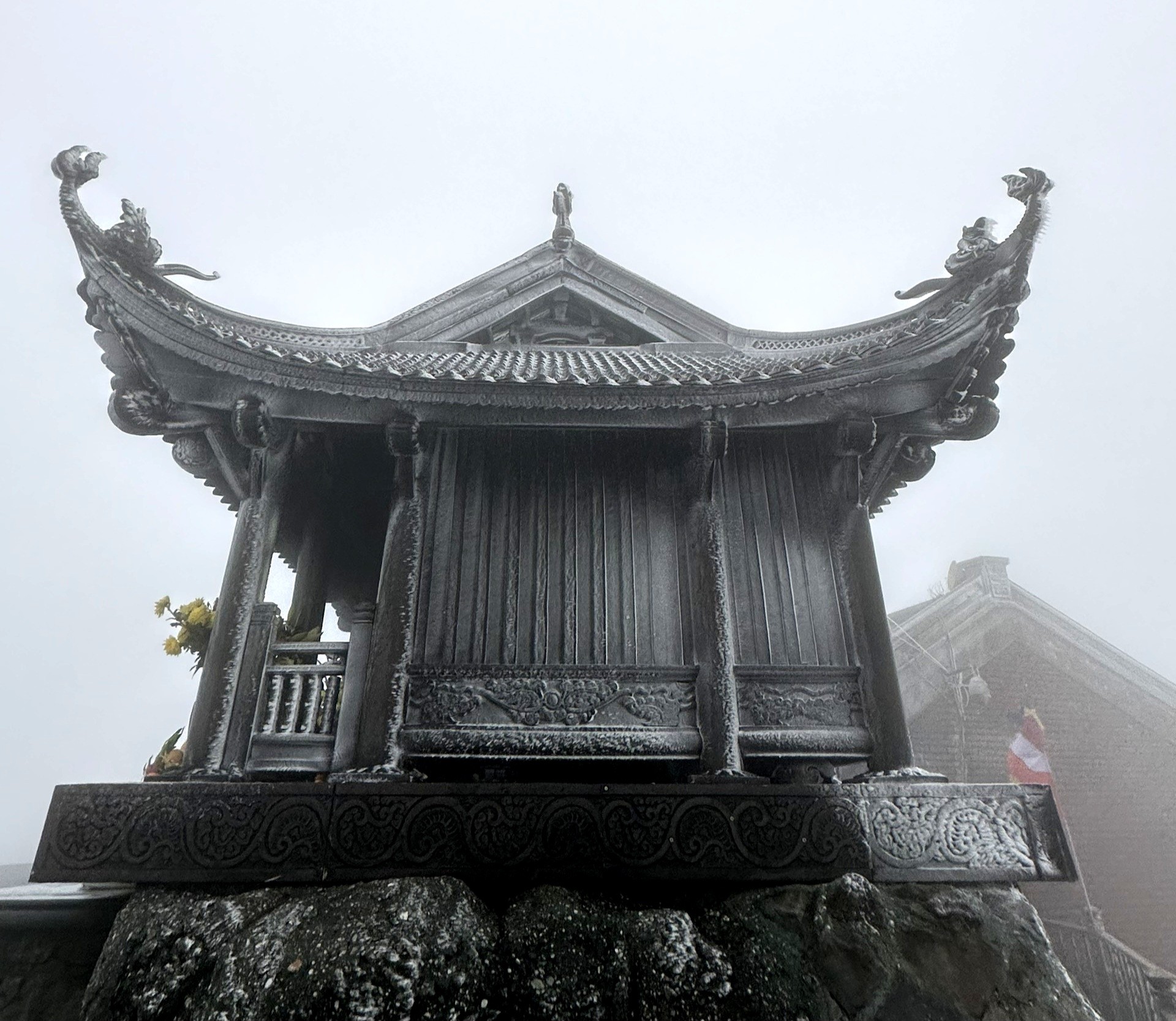 Băng tuyết phủ trắng chùa Đồng núi Yên Tử- Ảnh 1.