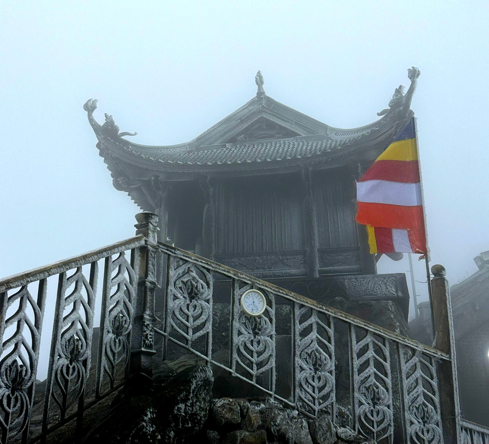 Băng tuyết phủ trắng chùa Đồng núi Yên Tử- Ảnh 2.