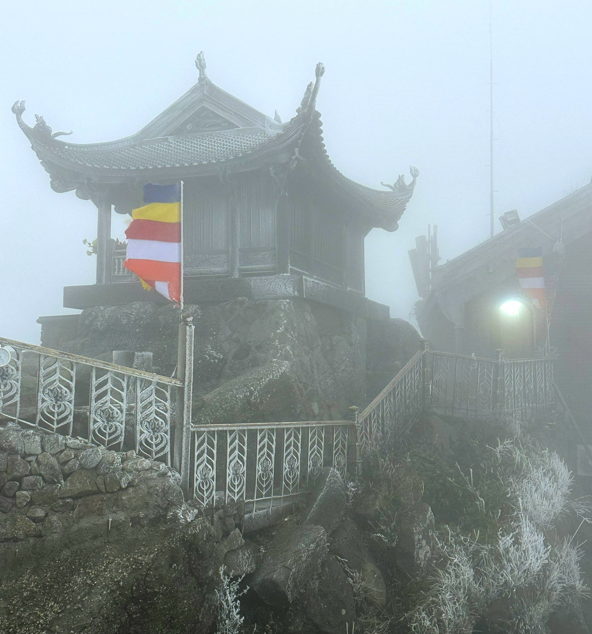 Băng tuyết phủ trắng chùa Đồng núi Yên Tử- Ảnh 7.