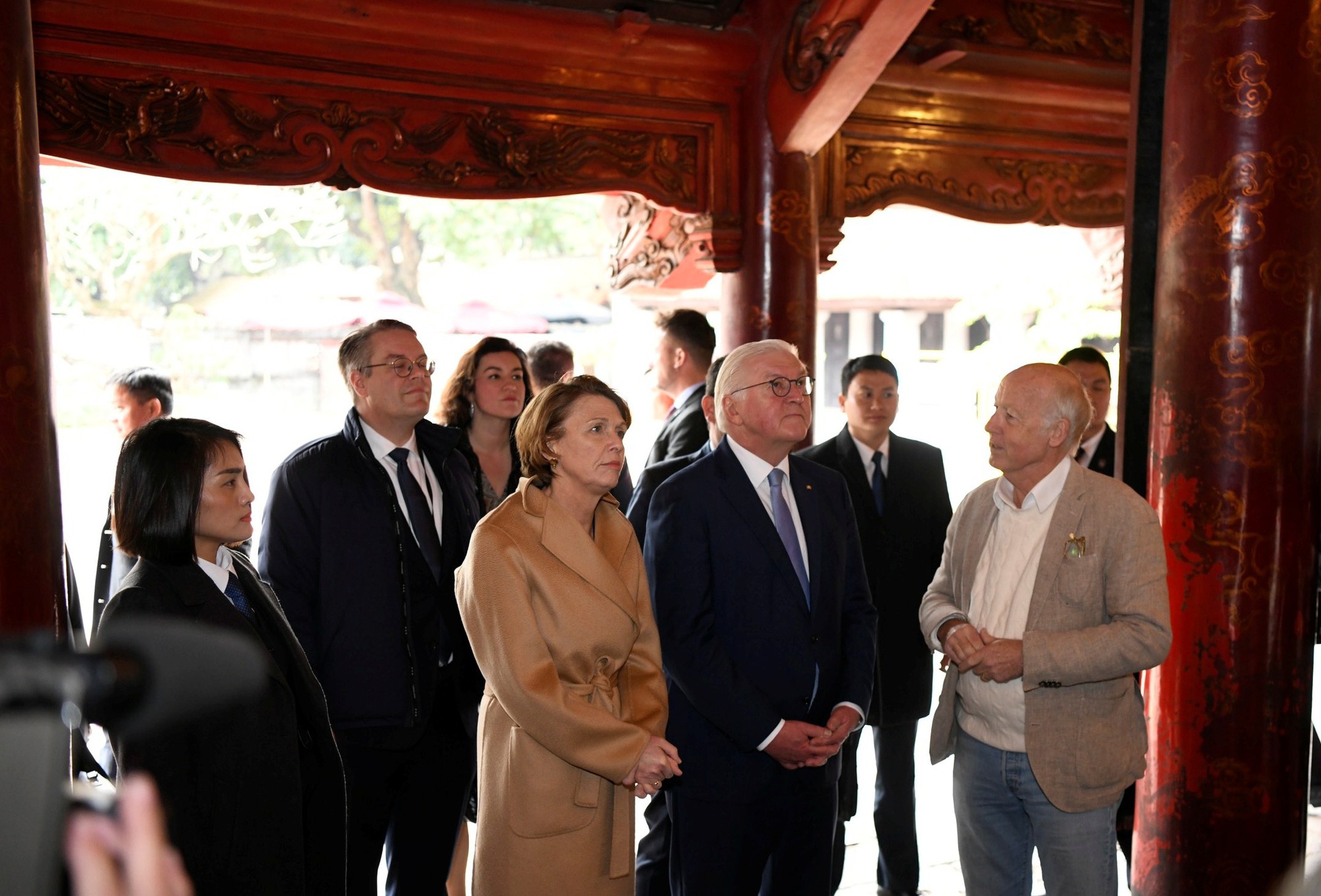 Tổng thống Đức và phu nhân thăm Văn Miếu, uống cà phê trên phố Hà Nội- Ảnh 10.