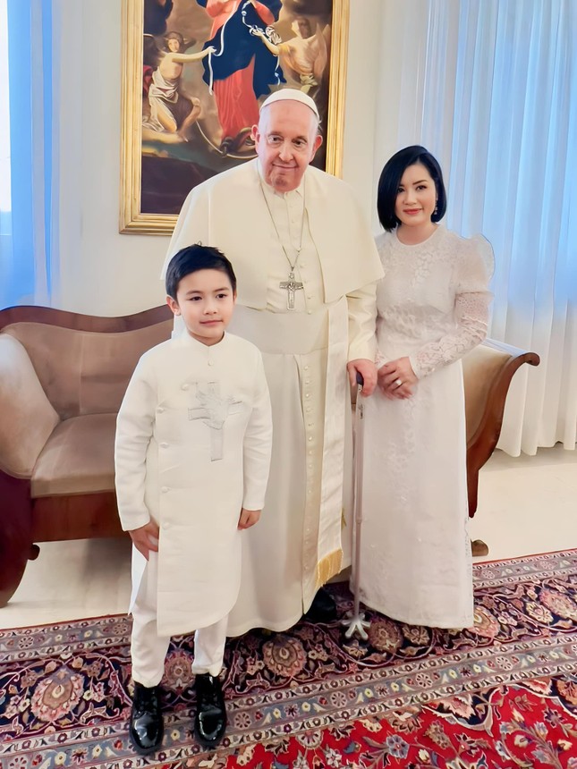 Con trai và vợ cũ Đan Trường diện kiến Giáo hoàng Francis- Ảnh 1.
