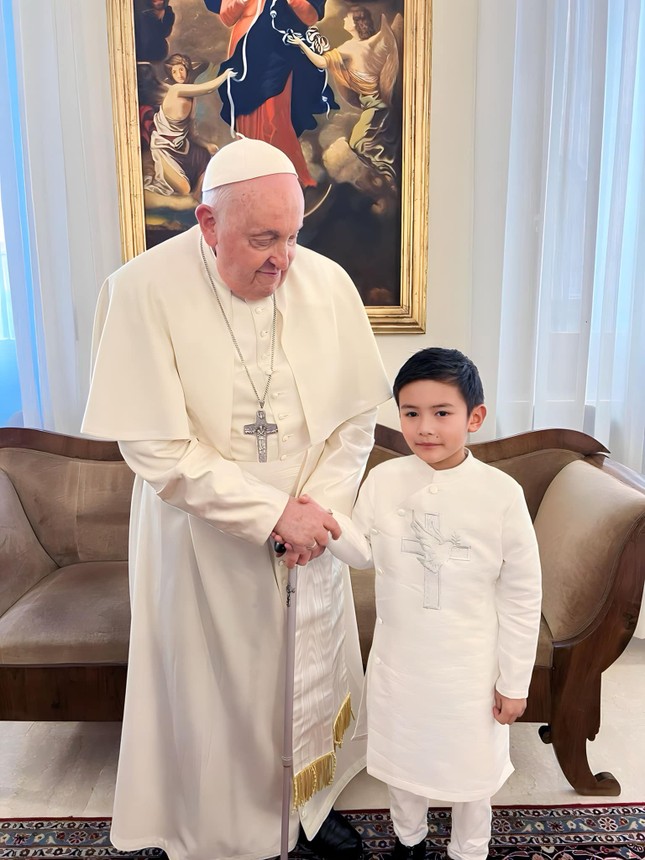 Con trai và vợ cũ Đan Trường diện kiến Giáo hoàng Francis- Ảnh 2.