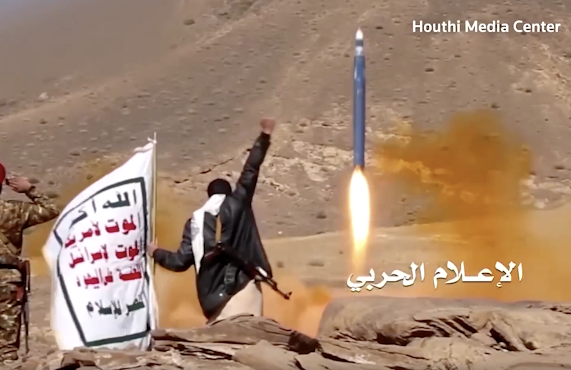 Houthi nói bắn tên lửa vào tàu quân sự; Mỹ, Anh ra đòn tấn công mới vào Houthi ở Yemen- Ảnh 1.