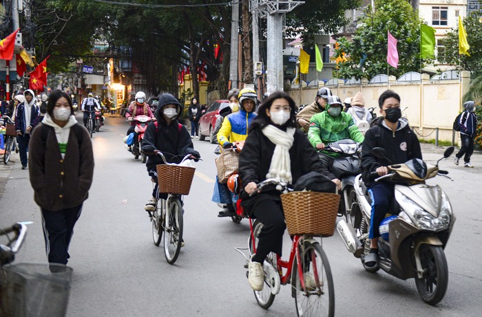 Hà Nội rét căm, nhiều trường được nghỉ nhưng phụ huynh vẫn đành đưa con tới vì không có người trông- Ảnh 10.