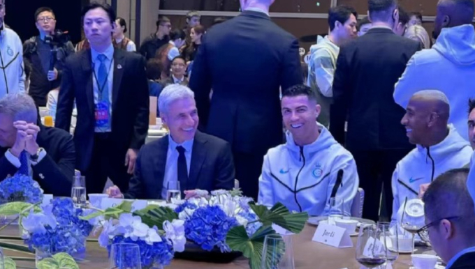 Ronaldo khiến người hâm mộ ngỡ ngàng bởi khả năng dùng đũa- Ảnh 1.