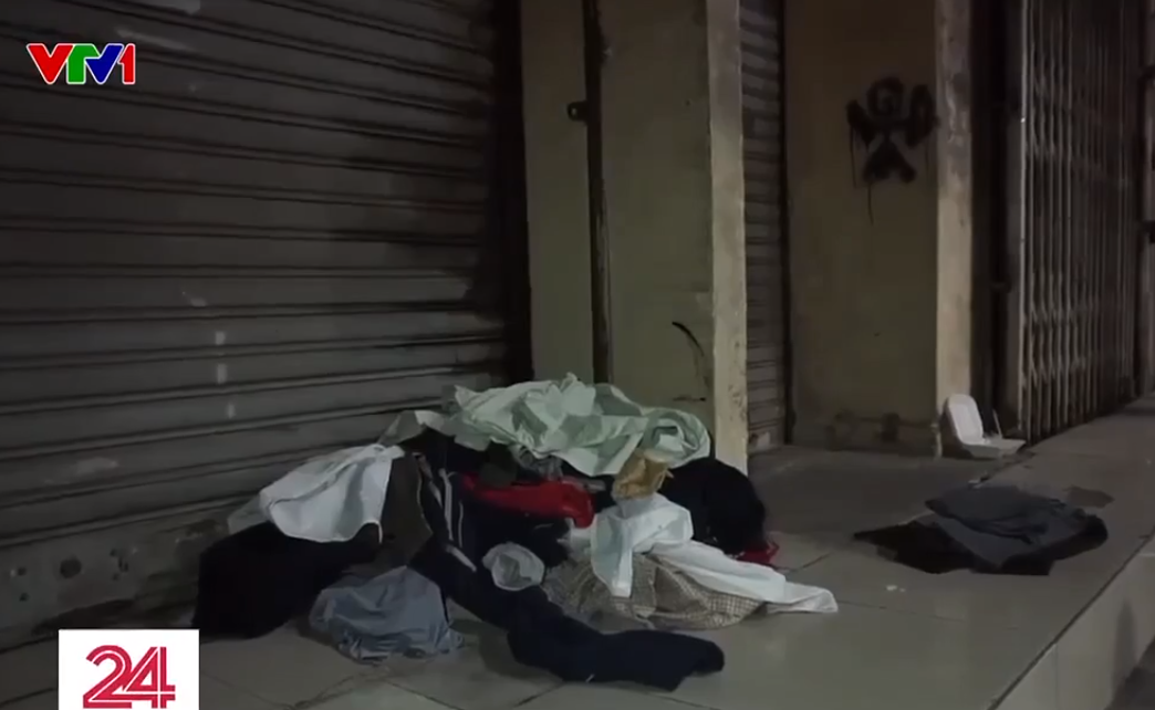 Người "vô gia cư" vứt lại đồ ăn, quần áo cũ, trở về nhà 3 tầng mặt phố- Ảnh 2.