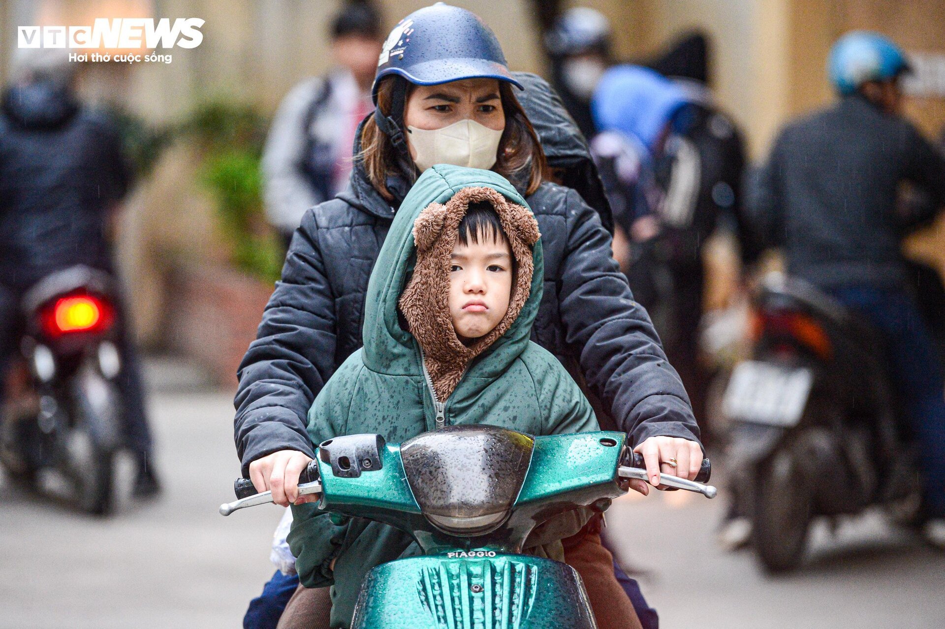 Phụ huynh Hà Nội 'quấn kén' đưa con đến trường trong thời tiết 8 độ C- Ảnh 4.