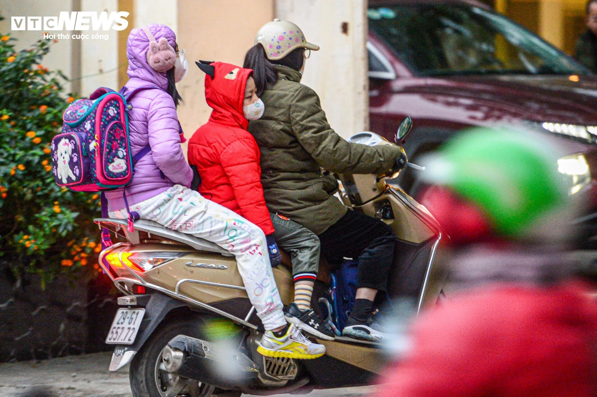 Phụ huynh Hà Nội 'quấn kén' đưa con đến trường trong thời tiết 8 độ C- Ảnh 5.