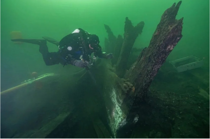 Đang lặn dưới biển, nhà khảo cổ giật mình phát hiện “thủy quái” núp trong con tàu đắm 500 tuổi- Ảnh 1.