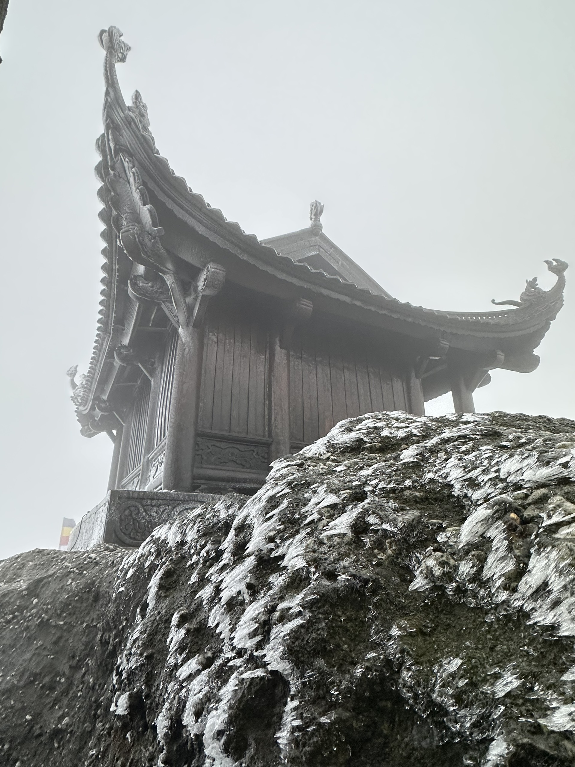 Băng tuyết phủ trắng chùa Đồng trên đỉnh Yên Tử- Ảnh 4.