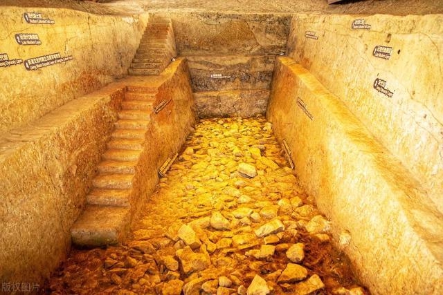 Đội công nhân đào được hang sâu không đáy, nghi là nơi "giấu báu vật cổ xưa", chuyên gia lập tức phong tỏa hiện trường- Ảnh 7.