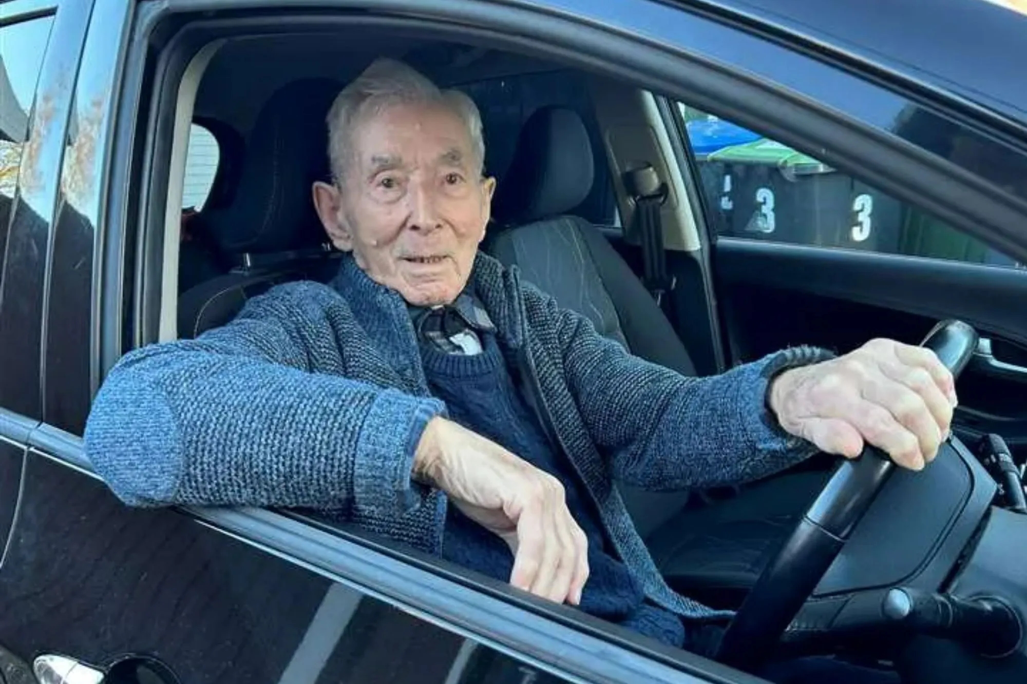 Cụ ông 100 tuổi vẫn lái Kia Morning hàng ngày: Lái xe từ năm 13 tuổi, kinh nghiệm 87 năm, từng lái cả xe hạng nặng trong Thế chiến 2- Ảnh 1.