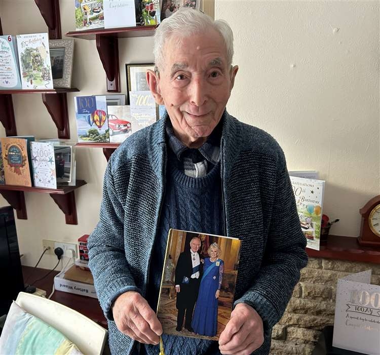 Cụ ông 100 tuổi vẫn lái Kia Morning hàng ngày: Lái xe từ năm 13 tuổi, kinh nghiệm 87 năm, từng lái cả xe hạng nặng trong Thế chiến 2- Ảnh 3.