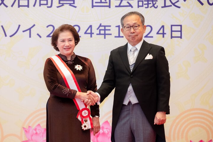 Bà Nguyễn Thị Kim Ngân được trao Huân chương Mặt trời mọc hạng nhất Đại Thập tự- Ảnh 1.