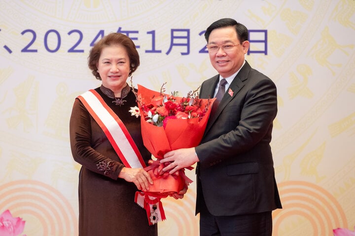 Bà Nguyễn Thị Kim Ngân được trao Huân chương Mặt trời mọc hạng nhất Đại Thập tự- Ảnh 3.