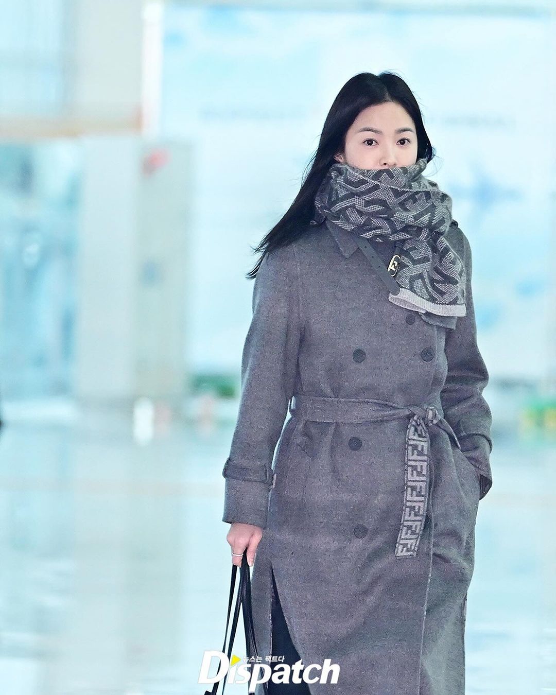 Song Hye Kyo đẹp tỏa sáng tại sân bay sang Pháp, mặt mộc chuẩn "nữ thần" ở tuổi 42 khiến công chúng xuýt xoa- Ảnh 6.