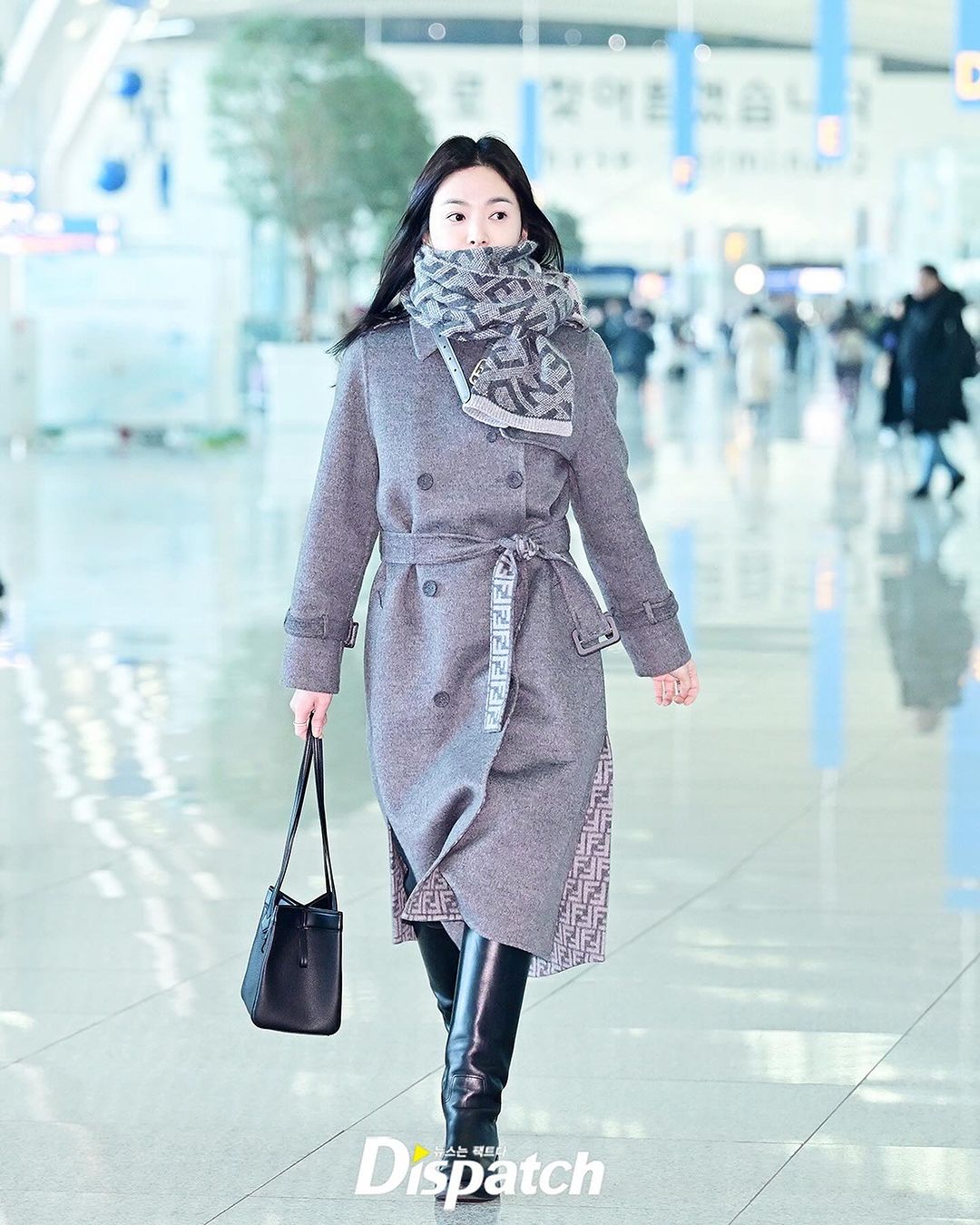 Song Hye Kyo đẹp tỏa sáng tại sân bay sang Pháp, mặt mộc chuẩn "nữ thần" ở tuổi 42 khiến công chúng xuýt xoa- Ảnh 4.