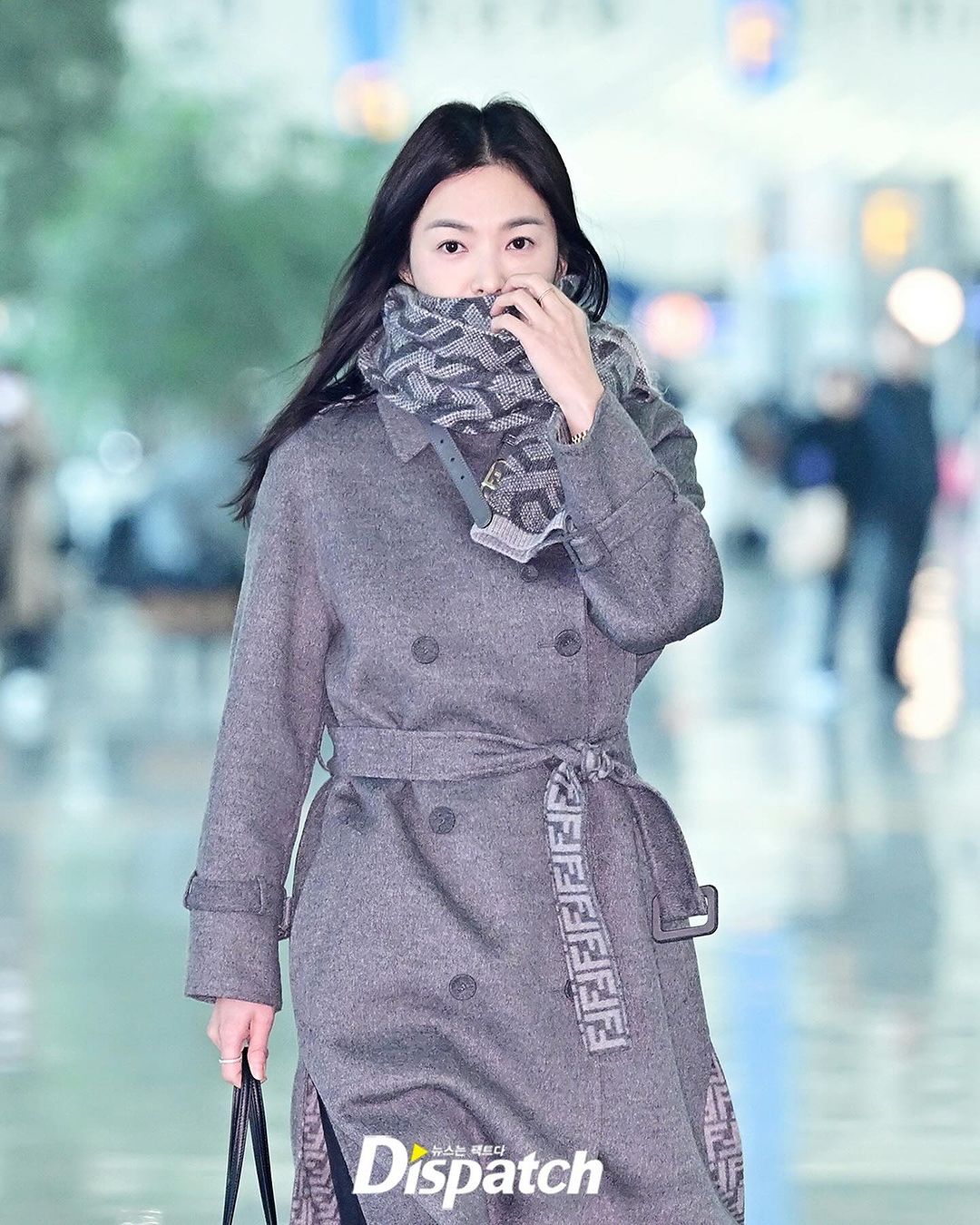 Song Hye Kyo đẹp tỏa sáng tại sân bay sang Pháp, mặt mộc chuẩn "nữ thần" ở tuổi 42 khiến công chúng xuýt xoa- Ảnh 3.