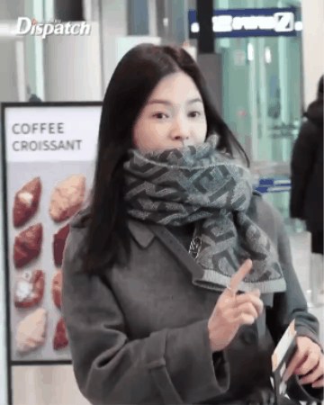 Song Hye Kyo đẹp tỏa sáng tại sân bay sang Pháp, mặt mộc chuẩn "nữ thần" ở tuổi 42 khiến công chúng xuýt xoa- Ảnh 1.