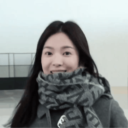 Song Hye Kyo đẹp tỏa sáng tại sân bay sang Pháp, mặt mộc chuẩn "nữ thần" ở tuổi 42 khiến công chúng xuýt xoa- Ảnh 2.