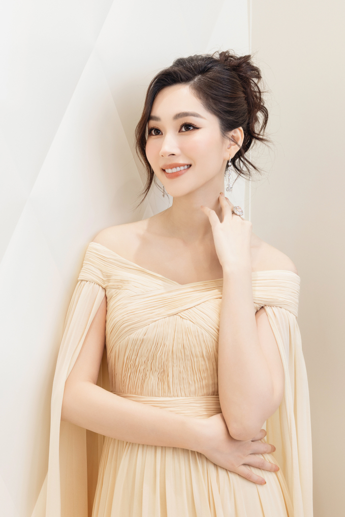 Hoa hậu Hà Kiều Anh diện đầm đen, đeo trang sức triệu đô dự sự kiện, nhan sắc tuổi 48 gây bất ngờ- Ảnh 6.