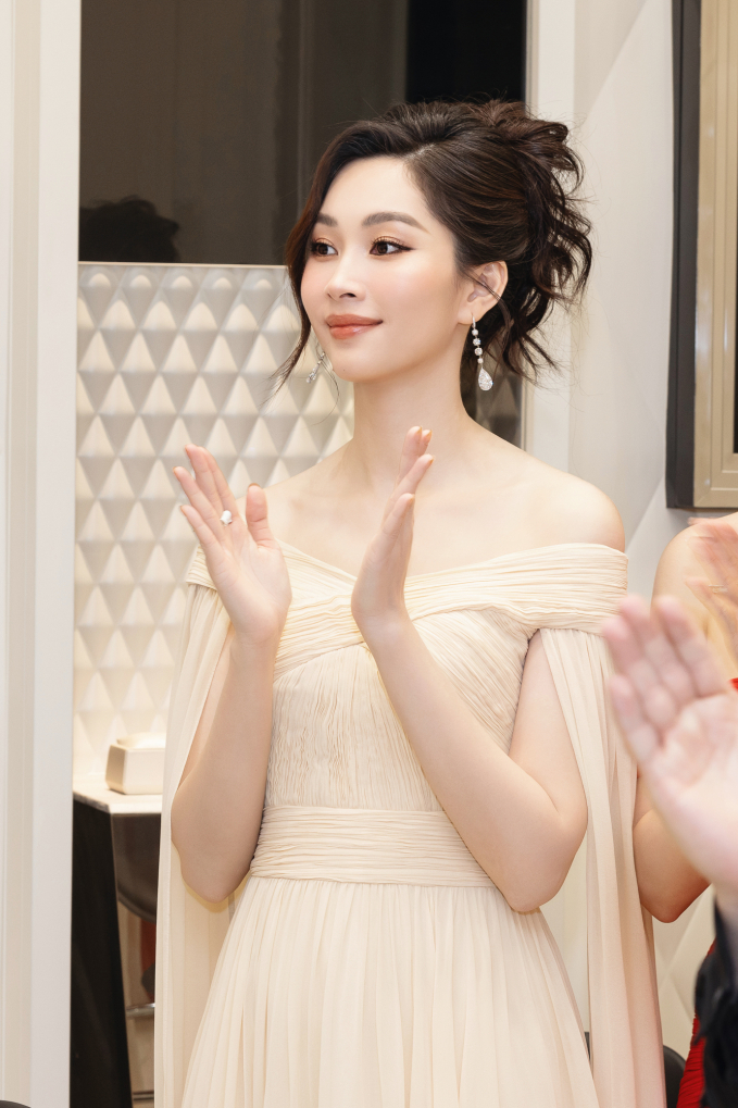 Hoa hậu Hà Kiều Anh diện đầm đen, đeo trang sức triệu đô dự sự kiện, nhan sắc tuổi 48 gây bất ngờ- Ảnh 7.