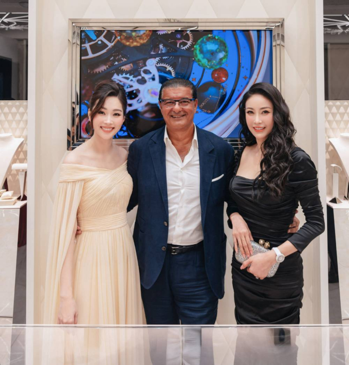 Hoa hậu Hà Kiều Anh diện đầm đen, đeo trang sức triệu đô dự sự kiện, nhan sắc tuổi 48 gây bất ngờ- Ảnh 4.