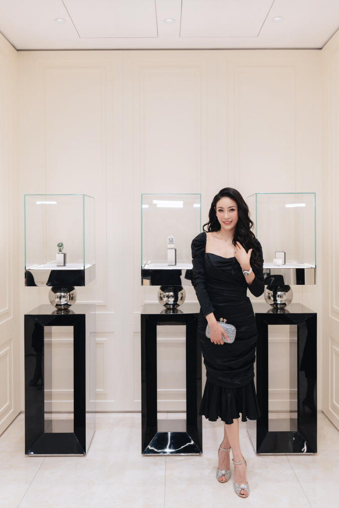 Hoa hậu Hà Kiều Anh diện đầm đen, đeo trang sức triệu đô dự sự kiện, nhan sắc tuổi 48 gây bất ngờ- Ảnh 3.