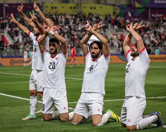 Đè bẹp Hồng Kông (Trung Quốc), tuyển Palestine giành chiến thắng lịch sử ở Asian Cup- Ảnh 2.