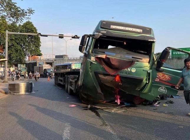 Tai nạn kinh hoàng, tài xế phanh gấp khiến 3 cuộn tôn lăn xuống đè bẹp xe đầu kéo và xe máy- Ảnh 1.