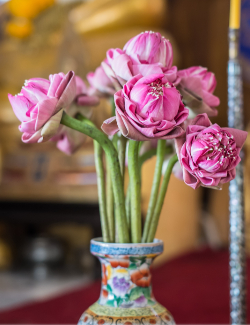 Loại hoa nào nên bày trên bàn thờ ngày Tết giúp thu hút tài lộc? Hoa cắm số chẵn hay số lẻ mới đúng?- Ảnh 1.