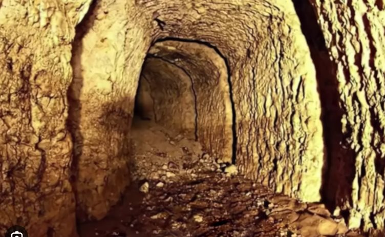 Đội công nhân đào được hang sâu không đáy, nghi là nơi "giấu báu vật cổ xưa", chuyên gia lập tức phong tỏa hiện trường- Ảnh 1.
