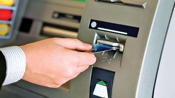 Cách tiết kiệm phí rút tiền tại ATM- Ảnh 1.