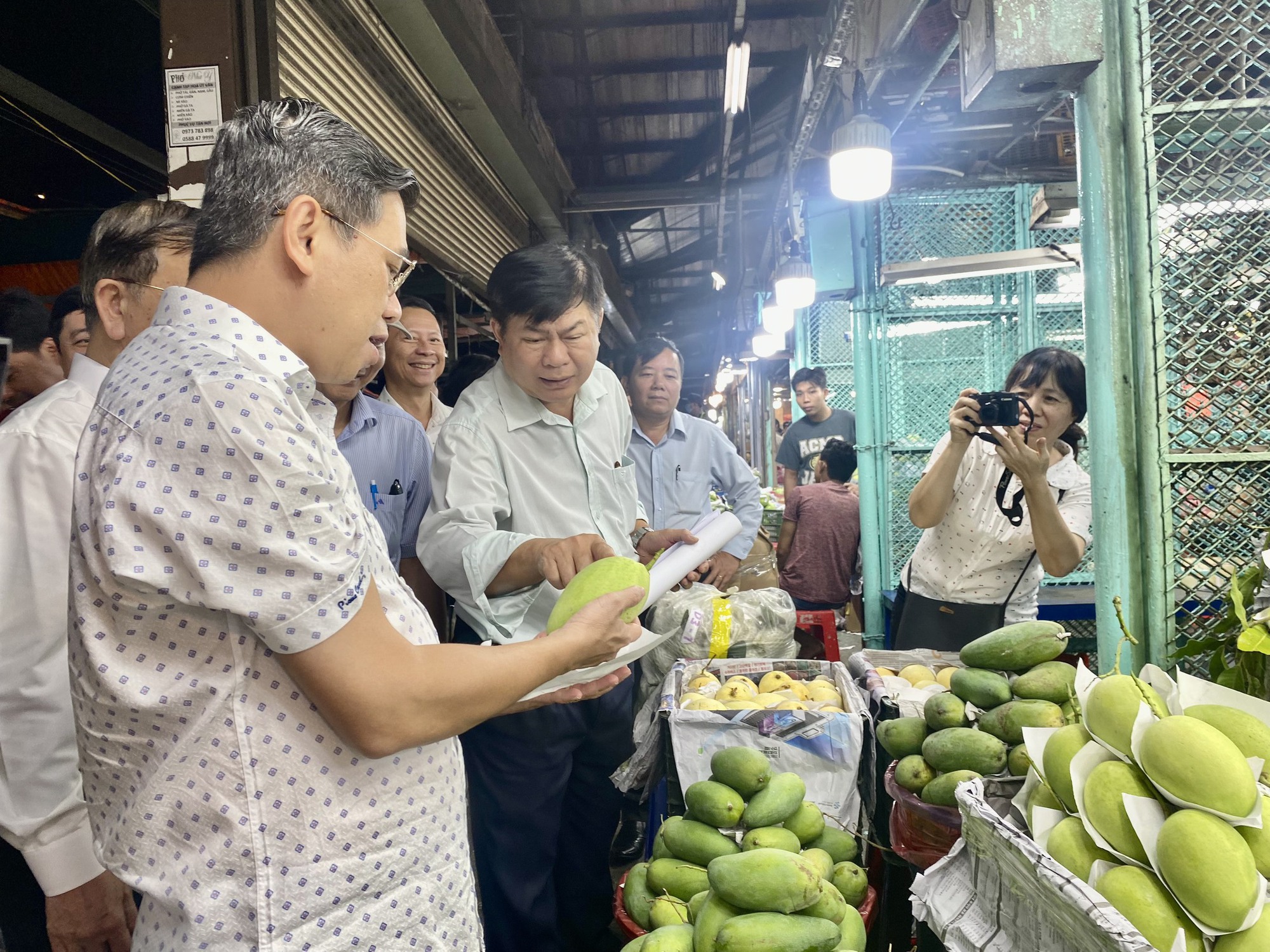 Phó Chủ tịch UBND TP HCM "vi hành" chợ đầu mối lúc đêm khuya- Ảnh 2.