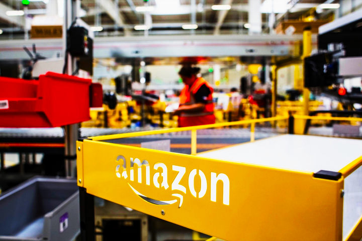 Amazon bị phạt 32 triệu euro vì giám sát nhân viên quá mức- Ảnh 1.